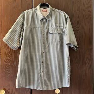 Wrangler men’s short sleeved, lightweight green checked shirt. Size Large.